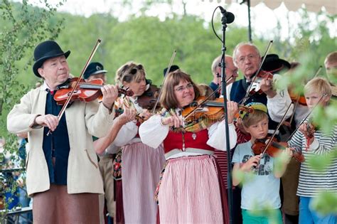 Brudmarsch från Hemsö: En livlig och nostalgisk valsgäng som fångar essensen av traditionell svensk folkmusik.